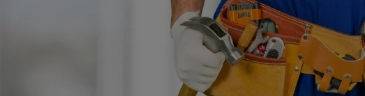 Imagem da cintura de um trabalhador com roupa de manutenção