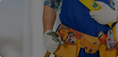 Imagem de um trabalhador carregando suas ferramentas.